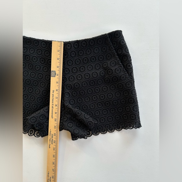Trina Turk Eyelet Lace Appliqué Scalloped Shorts Black
Pockets Women's Size 2 - Picture 4 of 12